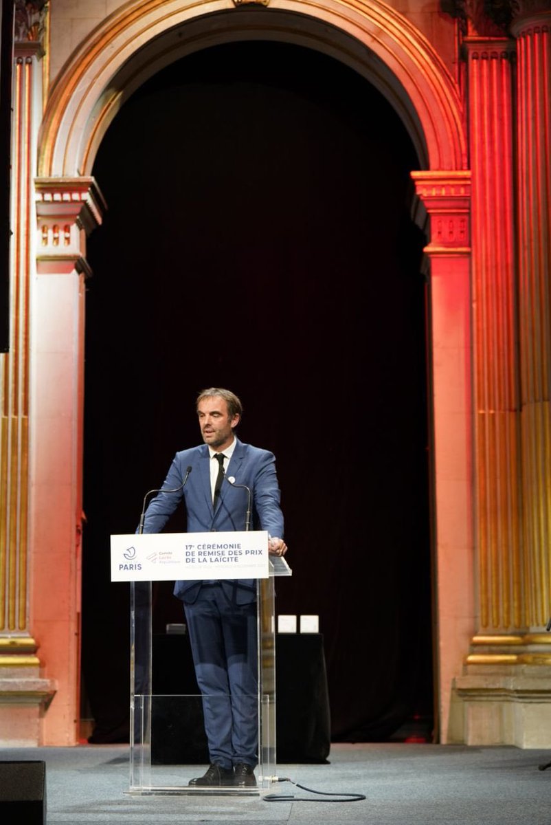 MDelafosse's tweet photo. Honoré d’avoir reçu le prix national de la laïcité par R.Malka. La laïcité est une valeur de concorde, garante de nos libertés, qui porte l’ambition émancipatrice. Héritage précieux, elle commande  engagement et clarté pour la défendre. Ce prix je le dédie à tous les professeurs. https://t.co/eWql2t8Enx