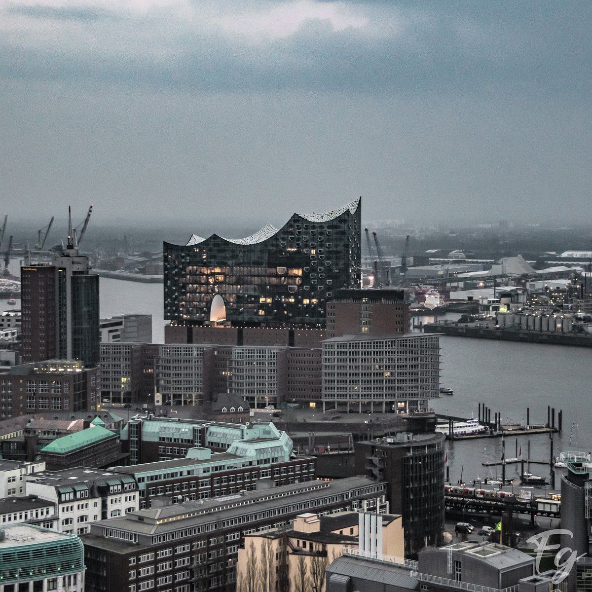 fotogreenhorn's tweet photo. Die Elbphi am Abend

#fotogreenhorn #fotografie #photography #elbphi #deutschland #germany #hamburg #elbphilharmonie #DeutschlandKURIER #hamburgo #instahamburg #instagood #GermanySimplyInspiring #hamburgerhafen https://t.co/nhTOtr0IJM
