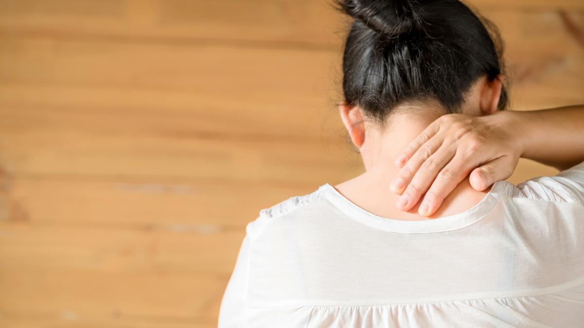 #Fibromialgia: ¿Te duele todo el cuerpo, todo el rato, te levantas cansada y no tienes fuerzas? Vía <a href="/elcorreogallego/">El Correo Gallego</a> <a href="/sefifac/">SEFIFAC</a> #dolor 
Según el Instituto Nacional de Estadística (INE), 276.000 españoles sufren esta dolencia, aunque los especialistas advierten que en la realidad