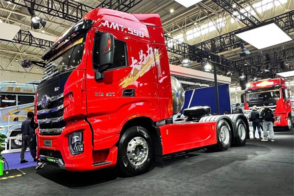 china_truck's tweet photo. Hongyan announced its launch of the most powerful NG Truck at China Commercial Vehicles Show (CCVS) 2023
#mostpowerful #NGtruck #naturalgaspower  #Hongyan #CCVS https://t.co/wmmQbRfFZu