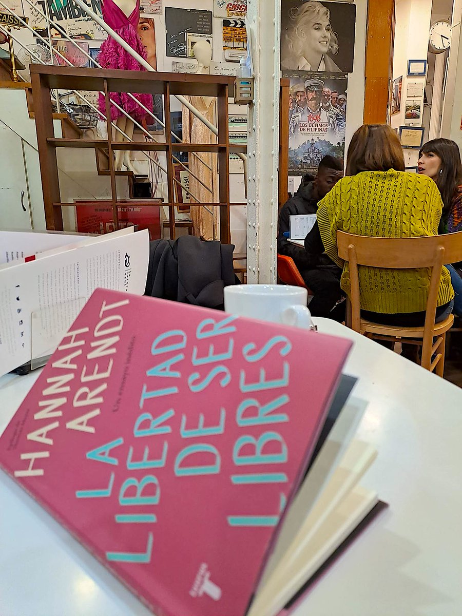 justosotelo's tweet photo. "Sapere aude, atrévete a saber", en la tertulia (II parte). 
Es  el placer de sentarse en un café a leer, rodeado de  libros, de la gente que entra y sale, y que refleja una historia  distinta en sus rostros. Como soy escritor me fijo en ellos.
https://t.co/Sd0NZ46O7Z https://t.co/QjfzZmvOwF