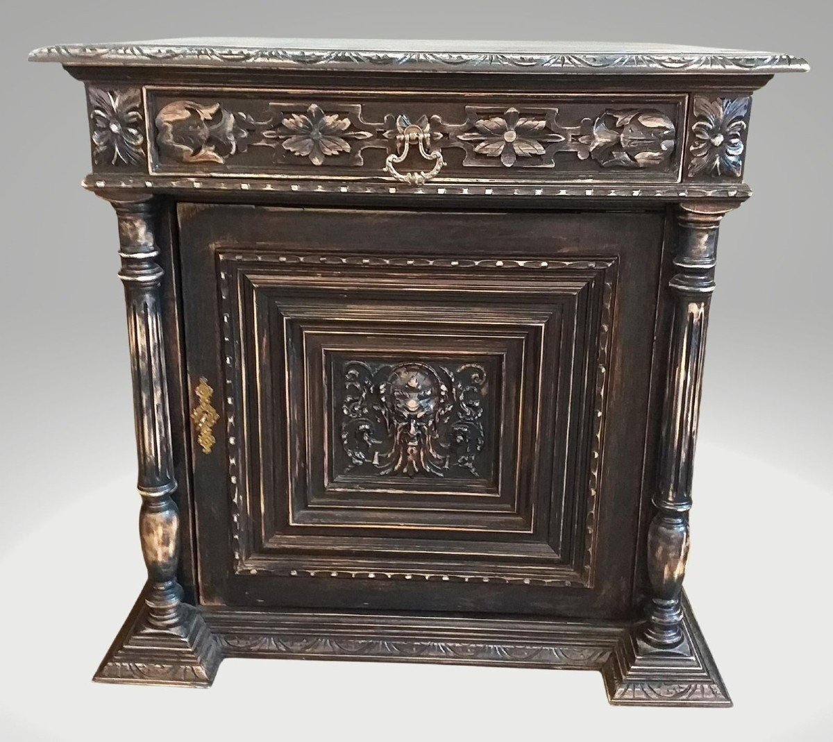 JeffCollinSV's tweet photo. Henri II Style Oak Wardrobe
https://t.co/Aa4iBx2Yei
#luxuryhomes #interiordesign #interiordecor #antiques #antiquefurniture #furniture #antique #antiques #designLA #homedecor #interiordesigner #beverlyhills #luxembourg https://t.co/wEqXYynhSl