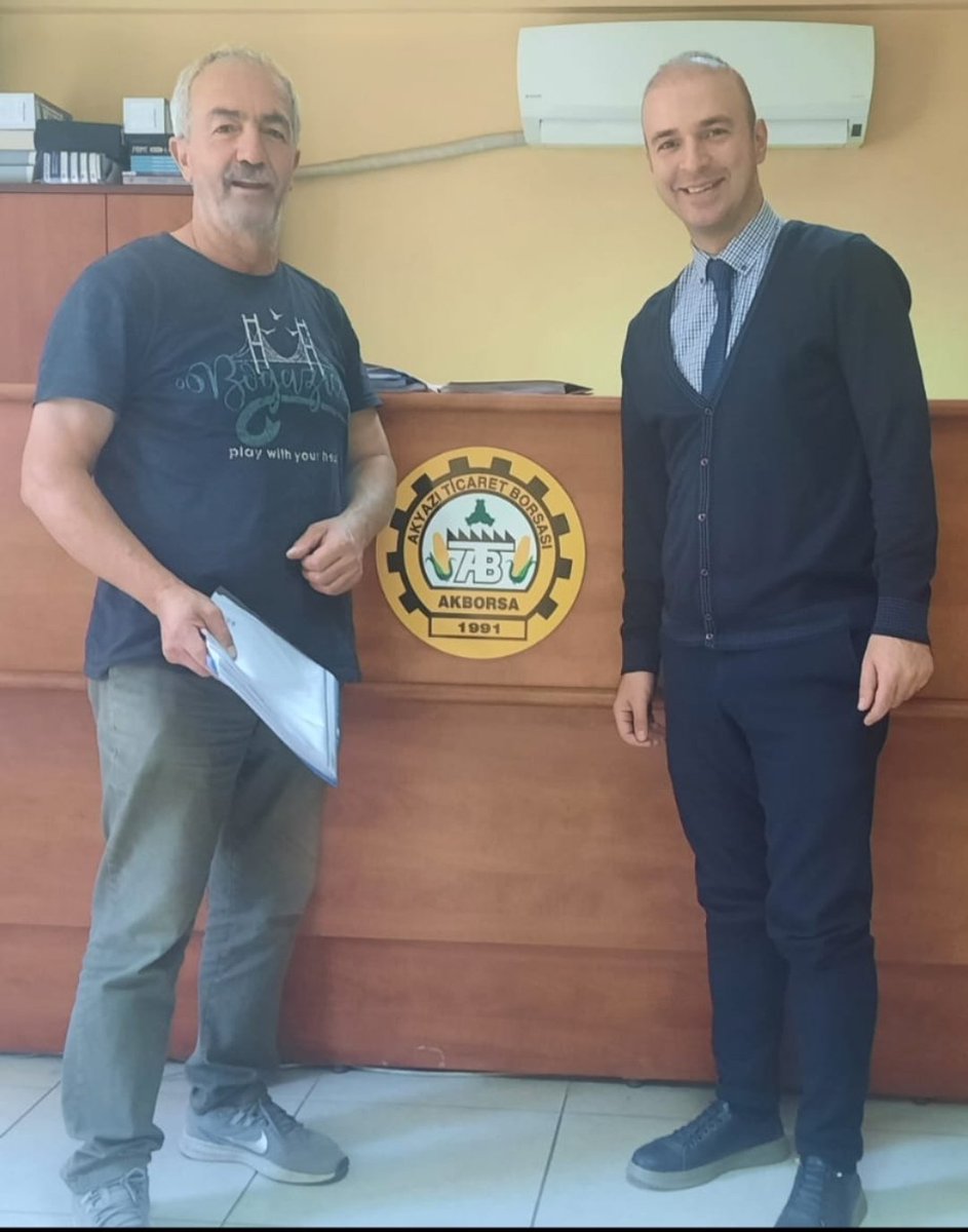 AkyaziBorsa's tweet photo. Günaydın🤚
Görevimizin başındayız, Çiftçilerimizin ve Tüccarlarımızın hizmetindeyiz.
Yeni güne Borsamız üyesi Aytaç Tarım Ürünleri Yetkilisi Zeki Aytac beyin tescil işlemleri ile giriş yaptık. Kendisine hoş sohbeti ve nezaketi için teşekkür ediyor, hayırlı kazançlar diliyoruz. https://t.co/qbVbr2WGph