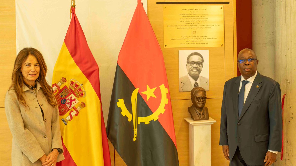 Foi Descerradas na manhã desta quarta-feira a Placa e o Busto do Poeta Maior e Primeiro Presidente de Angola, Dr. Antonio Agostinho Neto, na Faculdade de Filología e Letras, da Universidade Complutense de Madrid. Celebrações do 11 de Novembro, dia da Independência Nacional.