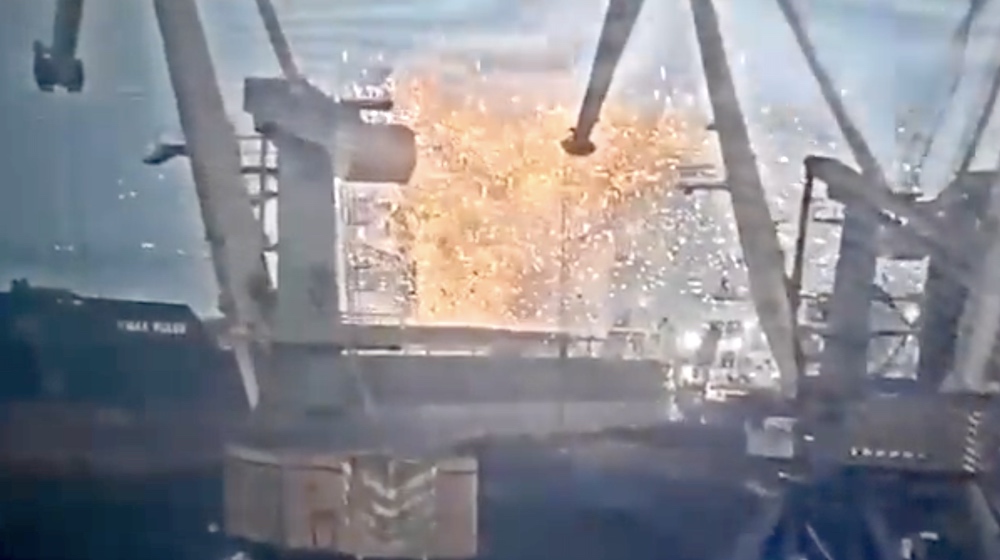 This is the moment at 16.44 yesterday when a Russian missile struck a bulk carrier coming in to berth in Ukraine. Story here: splash247.com/one-dead-four-…
