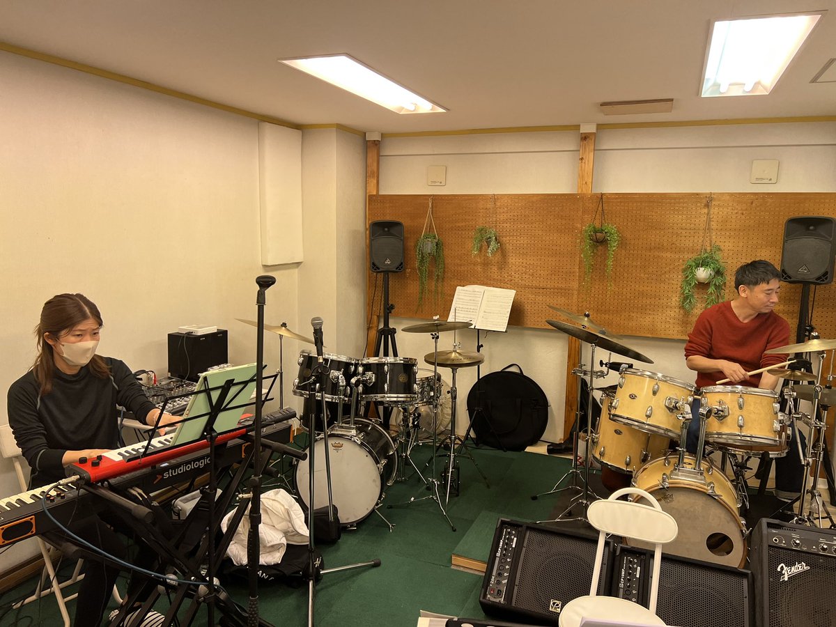 tsaksnd's tweet photo. リハーサル!!
でも!
1人足りない…
突然の急用のため、3人でのリハーサル。本番までもちろん集まれないので、ちょっと危険な香りだけど、1年以上毎月配信してきたし、なんとかなるか(笑)
やるしかない…
楽しんでもらえるよう頑張ります!
#sandits
#リハーサル
#1人足りない https://t.co/K5fhWwO4zt