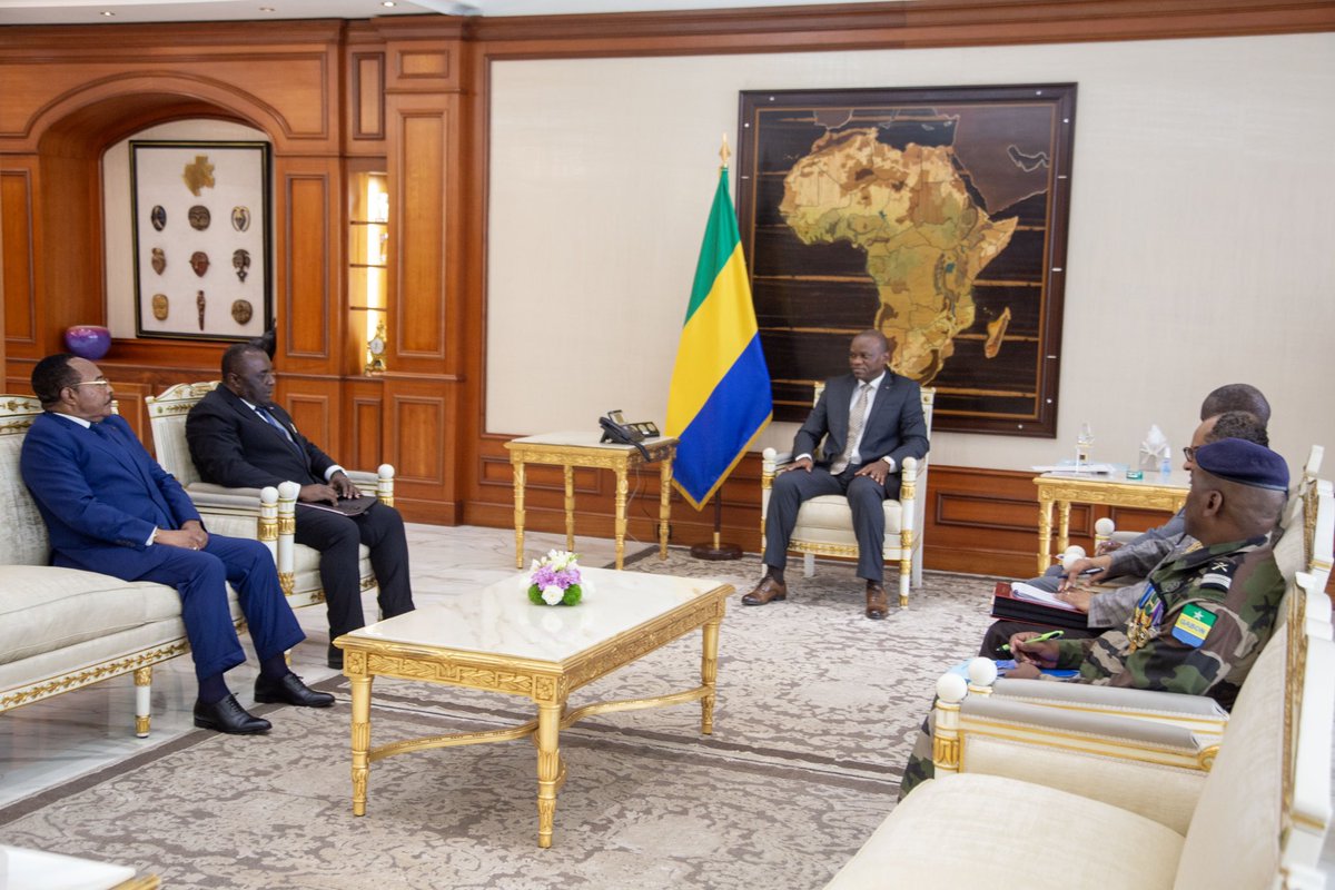 oliguinguema's tweet photo. J'ai reçu hier, le Ministre Lucas Abaga Nchama, qui m'a transmis un message de la part de Son Excellence Teodoro Obiang Nguema Mbasogo.

Le #Gabon 🇬🇦 et la Guinée Équatoriale 🇬🇶, étroitement liés par des valeurs et des enjeux communs, continuent de renforcer leur relation. https://t.co/aXEkx18P4F