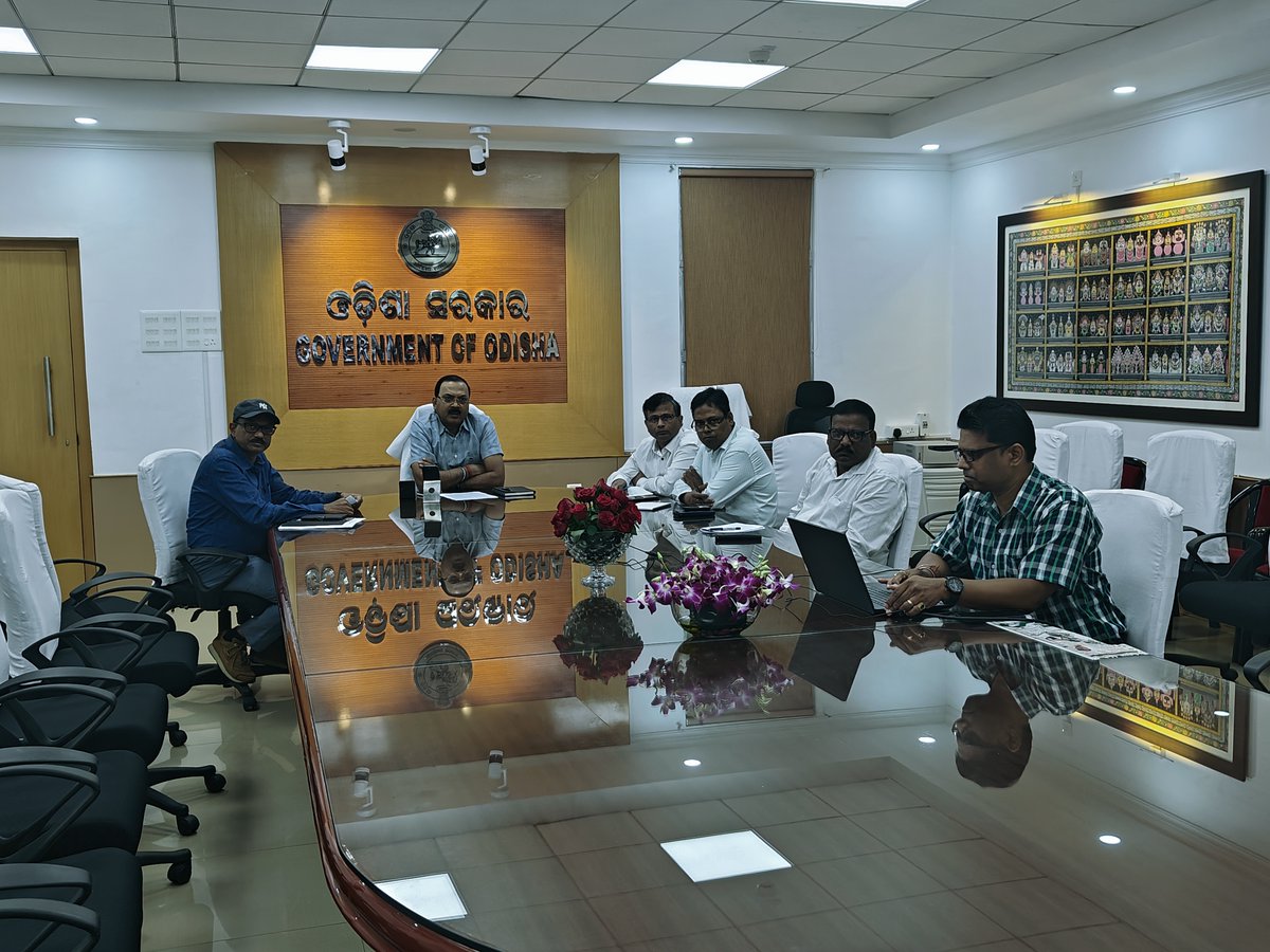 After receipt of grievances from Burla pertaining to certain land issues, ACS, R&DM along with other senior officers of the Department & District reviewed the grievances and delineated the modalities to sort out the issues at the earliest. @CMO_Odisha @SecyChief @satyabrata1967