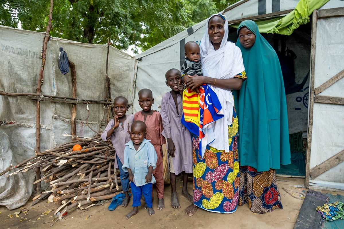 Meal time = family time! Falmata, a displaced mother of six, living at an IDP Camp in northeast 🇳🇬 is one of the caregivers supported to cultivate home gardens. Together with @FCDOGovUK, we are improving the nutrition and food security for the most disadvantaged children. #MINA