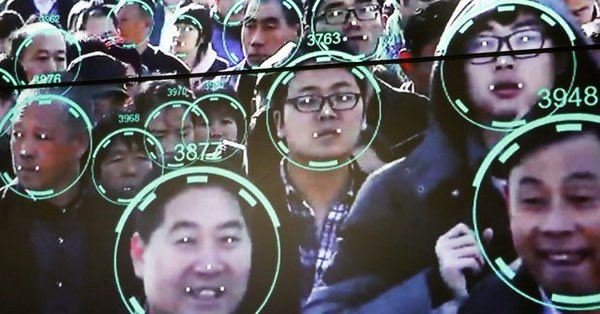 StevenArra's tweet photo. Staat het tijdperk van digitale slavernij voor de deur?
 
Met het oog op een veilige, betrouwbare, en naadloze toegang tot grensoverschrijdende openbare en particuliere diensten in de EU, is er gisterenavond een definitief politiek akkoord bereikt tussen de Raad en het Europees Parlement. Dit akkoord legt de basis voor een nieuw kader betreffende de Europese digitale identiteit (eID). Tenzij onverwachts verworpen tijdens de plenaire vergadering (een onwaarschijnlijk scenario), zal dit kader binnenkort van kracht worden. Als gevolg hiervan zullen EU-burgers in de nabije toekomst beschikken over een digitale portemonnee. Het lijkt erop dat de Europese Unie volledig de Chinese aanpak volgt ten opzichte van haar burgers. Het kwam deze ochtend niet in de media dus schrijf ik er maar even een bericht over. Onze journalisten vinden het blijkbaar niet relevant, mij lijkt het net heel belangrijk.
 
Indien onze journalisten zich op dit nieuws zouden richten, zullen zij waarschijnlijk de voordelen van deze digitale identiteit benadrukken. Het is onmiskenbaar dat er voordelen aan verbonden zijn. Niettemin, naar mijn mening, brengt dit ook aanzienlijke risico's met zich mee. Deze 'digitale portemonnee' zal meer omvatten dan alleen een digitaal paspoort; het zal alle informatie bevatten die de overheid over een individu wenst te weten, waaronder persoonlijke gegevens, biometrische informatie, medische dossiers, en binnenkort ook de digitale euro (CBDC) die momenteel in ontwikkeling is. Zoals we hebben gezien tijdens de COVID-19-pandemie, zal de overheid de mogelijkheid hebben om iemands bewegingen te volgen, zij het momenteel op "vrijwillige" basis. We weten echter ondertussen hoe veranderlijk het woord “vrijwillig” is.
 
Slechts een week geleden waarschuwden nog tal van academici en privacy-experts dat het nu overeengekomen wettelijke kader Europese regeringen dramatisch is voor alle Europeanen. Het systeem zal onze overheden in staat zal stellen om zowel hun eigen burgers als inwoners in de hele EU te surveilleren door hen de technische middelen te verschaffen om versleuteld webverkeer te onderscheppen. Dit zou resulteren in een ernstig verlies van privacy. Het lijkt erop dat we ons in een zorgwekkende situatie bevinden, en te weinig mensen zijn zich hiervan bewust.
 
Dit systeem dan nu weldra wordt geïmplementeerd is te veel macht voor welke regering dan ook. Ongeacht de bedoelingen, dit zal worden misbruikt en de bevolking zal lijden. Alle regeringen zullen worden gecorrumpeerd door de macht. Als je 1984 nog niet hebt gelezen, doe dat dan voordat het boek verboden wordt, want dit nieuwe Europese initiatief is de grootste stap naar het realiseren van de Orwelliaanse dystopie.
 
Via deze weg zou ik jullie daarom willen oproepen om binnenkort niet mee te stappen in dit systeem. Weiger om deze digitale ID te gebruiken. Met hoe meer mensen we dit afwijzen hoe groter de impact zal zijn.