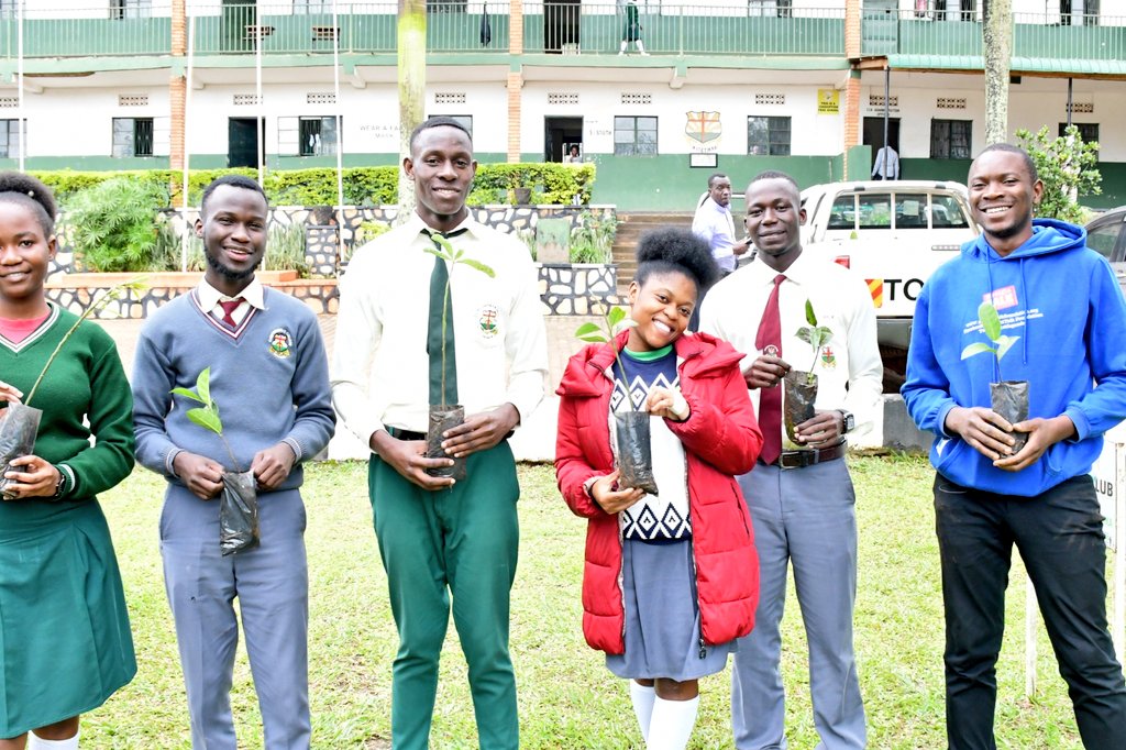 STFUganda's tweet photo. #STFupdates: As we continue to profile school Clubs, our team is at Comprehensive College Kitetikka which is one of our Star clubs.
Mr. Okot "Deputy head teacher" & some of the Straight Talk club members welcomed our team as they received their vegetable & tree seedlings. https://t.co/y1msMLAe4J