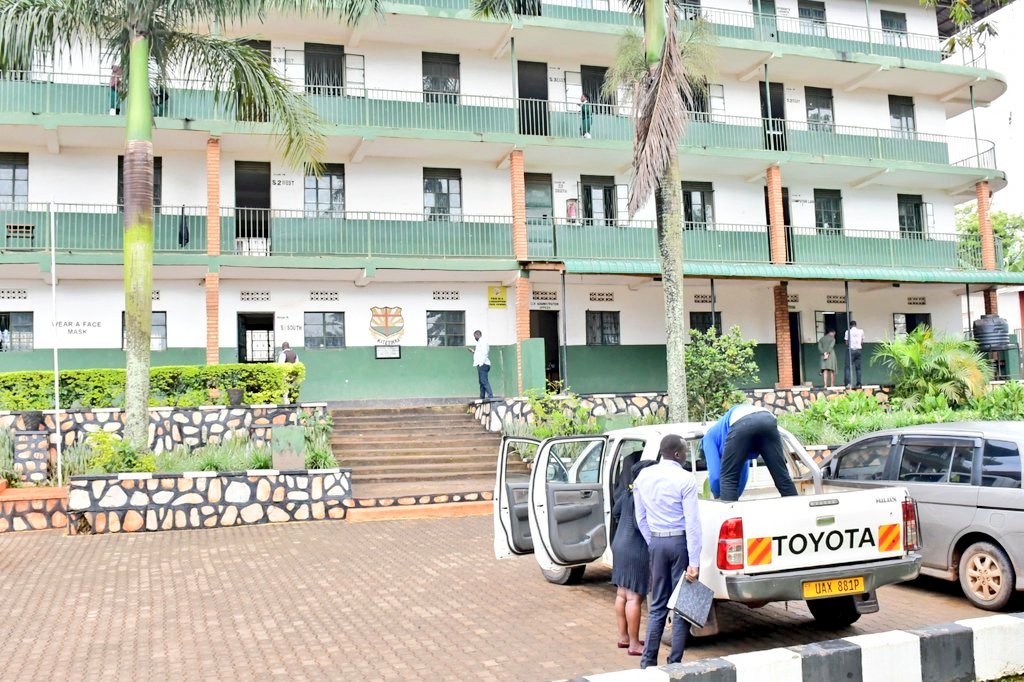 STFUganda's tweet photo. #STFupdates: As we continue to profile school Clubs, our team is at Comprehensive College Kitetikka which is one of our Star clubs.
Mr. Okot "Deputy head teacher" & some of the Straight Talk club members welcomed our team as they received their vegetable & tree seedlings. https://t.co/y1msMLAe4J