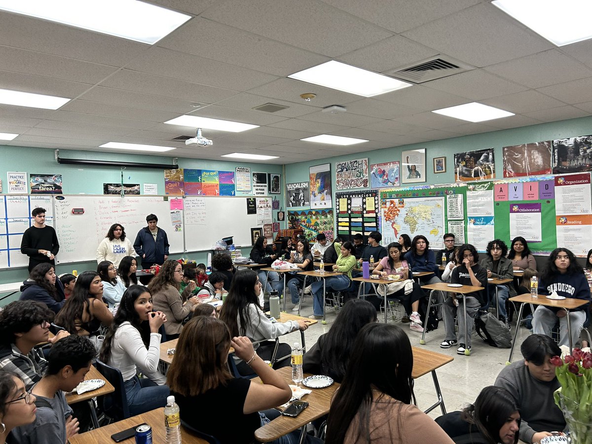 Nothing better than a jam packed classroom of students ready to learn about college on First-Gen Day! 💚 Muchas gracias to <a href="/CalLutheran/">Cal Lutheran</a> Vice President, Dr. Matt Ward and Admission Director, Diana Hernandez for visiting <a href="/LatinoConnectTO/">Latino Connection</a> 💛💜 #CVUSDForward #SíSePuede