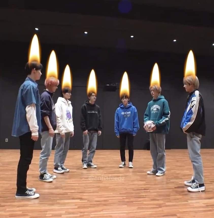 553bluehours's tweet photo. manifesting blueberry heeseung selca dropping tomorrow 🕯️🕯️🕯️🕯️🕯️ https://t.co/iYGRJnNH3c