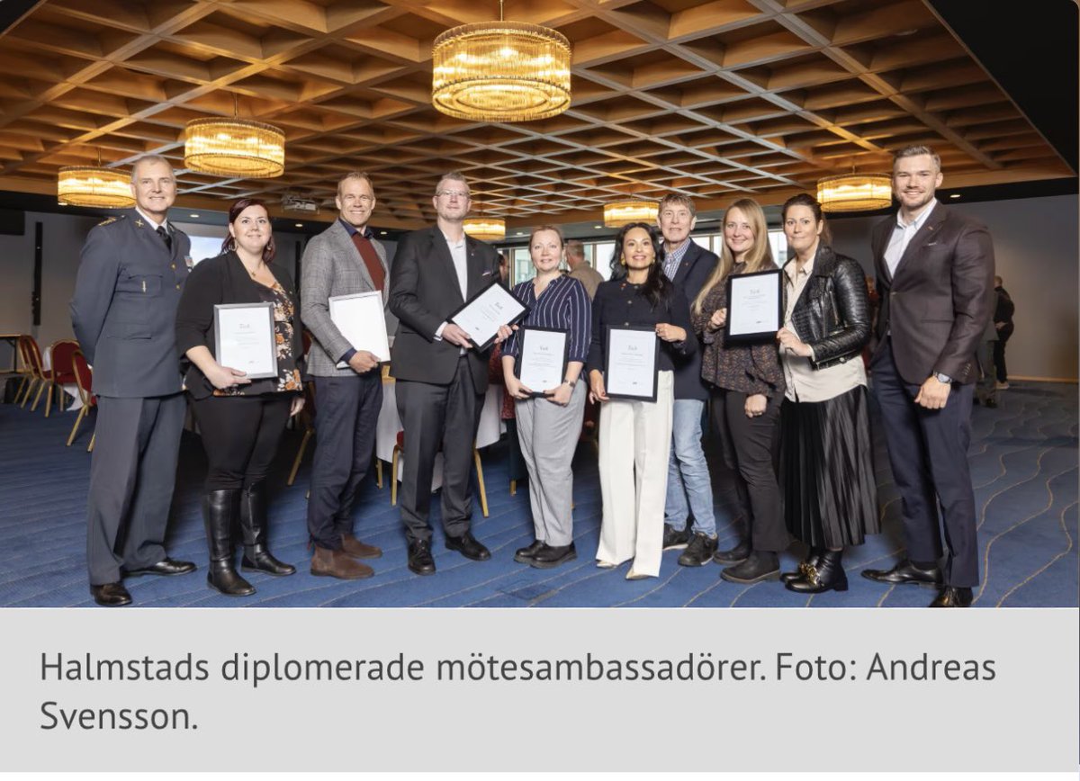 Idag blev Hallandsdistriktet och Halmstads lokalförening hyllade i samband med ambassadörslunch 2023, för att vi har bidragit till att stärka Halmstads Kommun som en mötesplats. Vi tog emot den här fina utmärkelsen från Kommunstyrelsens Ordförande Stefan Pålsson.