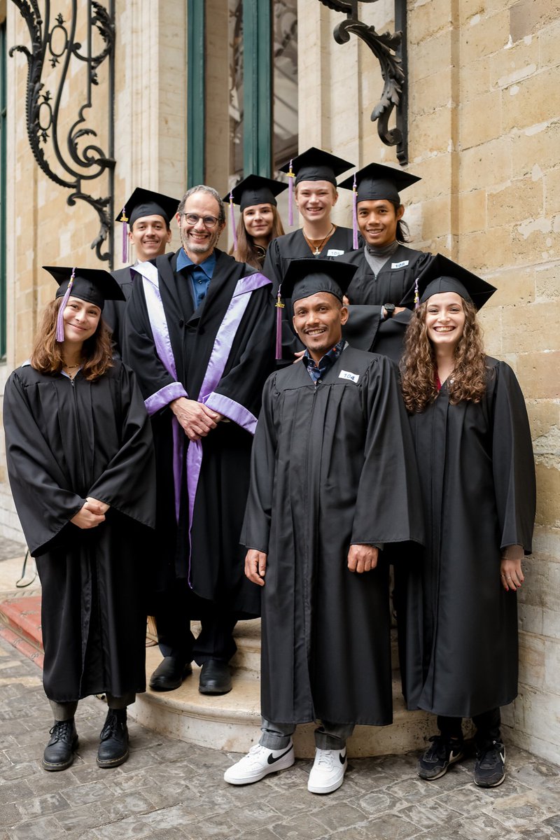 Happy faces when <a href="/TROPIMUNDO/">TROPIMUNDO</a> students whose studies were heavily impacted by the #COVID19 pandemic finally graduated. "Next year we'll have a full house of graduating #TROPIMUNDO students who started their MSc studies after Corona" says Founding and Managing Director <a href="/fdahdouh1/">Farid DAHDOUH-GUEBAS</a>.