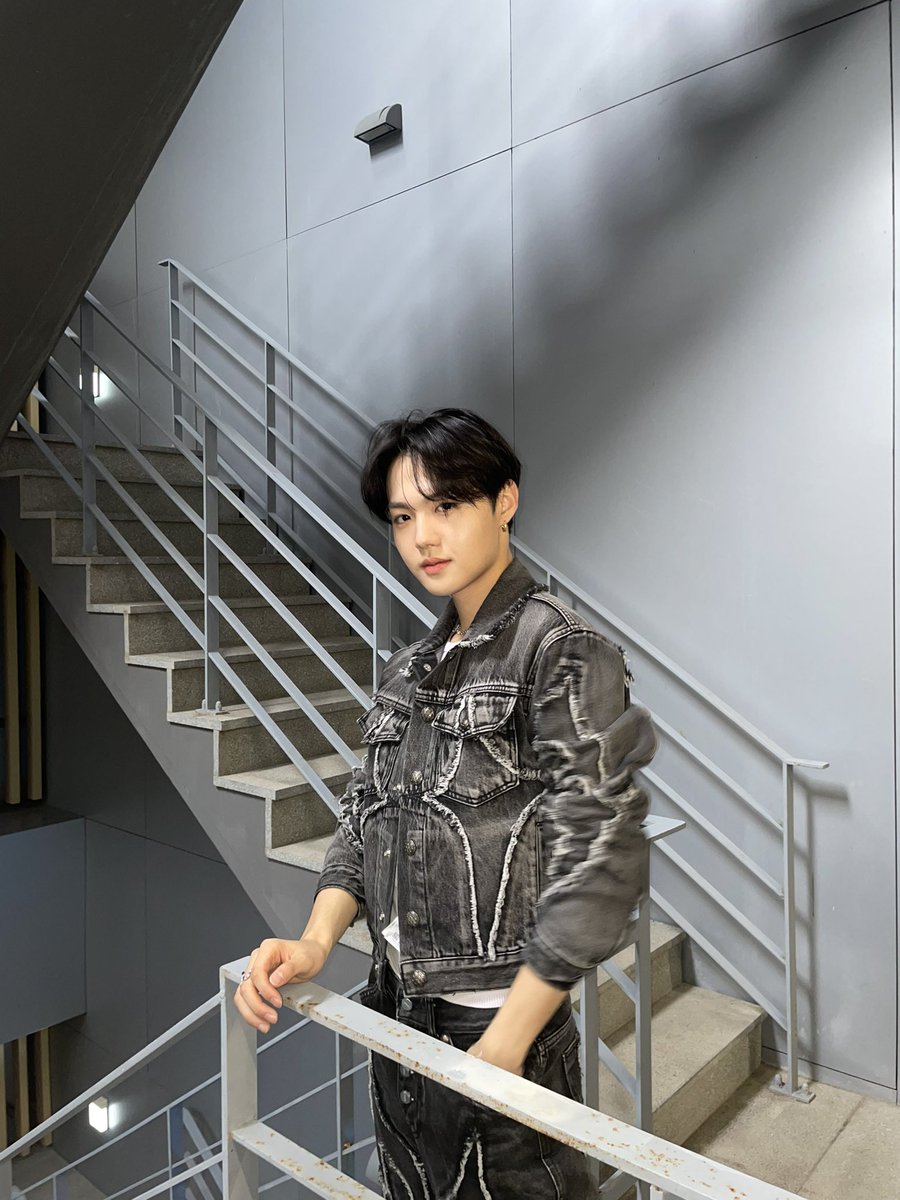 날씨가 많이 추워졌어요 ~🥶🧣
옷 따뜻하게 입고 다니시고 
남은 하루 
행복 가득 엄청 대박 왕창 정말 
크게 큰 매우 대단히 지극히
어마무시하게 
보내용 😍

#도영
#DOYOUNG
#ドヨン