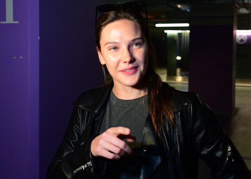 TvDunyasii's tweet photo. Geçtiğimiz günlerde Umut Evirgen eski sevgilisi Serenay Sarıkaya’nın Instagram’da paylaştığı bir fotoğrafı beğenmiş, ardından beğenisini geri çekmişti. 

Alina Boz, konuyla ilgili sorulara şöyle yanıt verdi: “Olur mu öyle şey ya! Eli çarpmıştır, bir şeydir. Açıkçası sosyal medyaya o kadar bakmıyoruz. Ben de o kadar kullanmıyorum. Aramızda öyle bir diyalog ya da bu durumun konuşması geçmedi.”