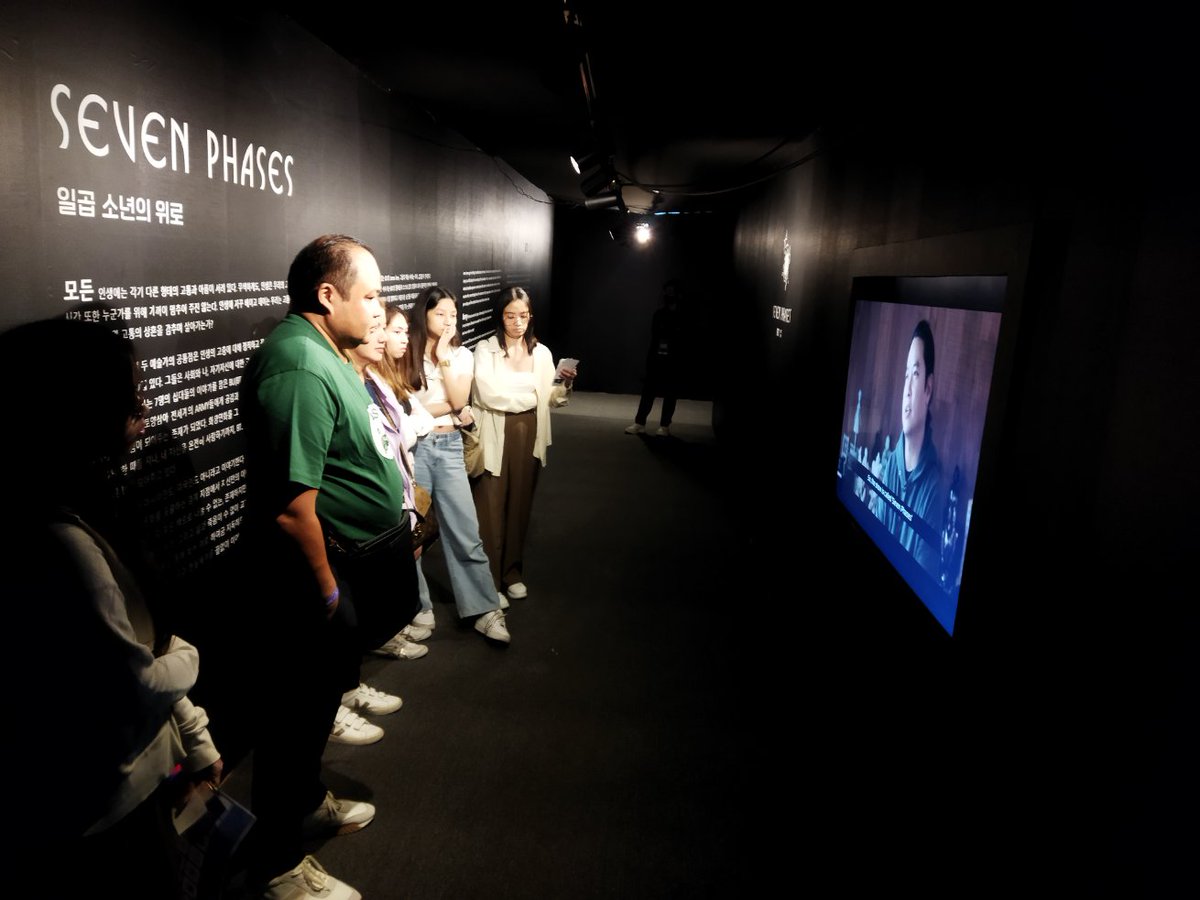 officialniceent's tweet photo. The journey through #SEVENPHASES is uniquely yours. Check out and see how our visitors immerse in the artistic voyage of  [HYBE INSIGHT] BTS x James Jean: SEVEN PHASES Exhibition in Manila
#BTS #방탄소년단 #JamesJean #BTS_7phases_exhibition #BTS_7phases 
@bts_bighit @jamesjeanart https://t.co/shzSVsnWMm