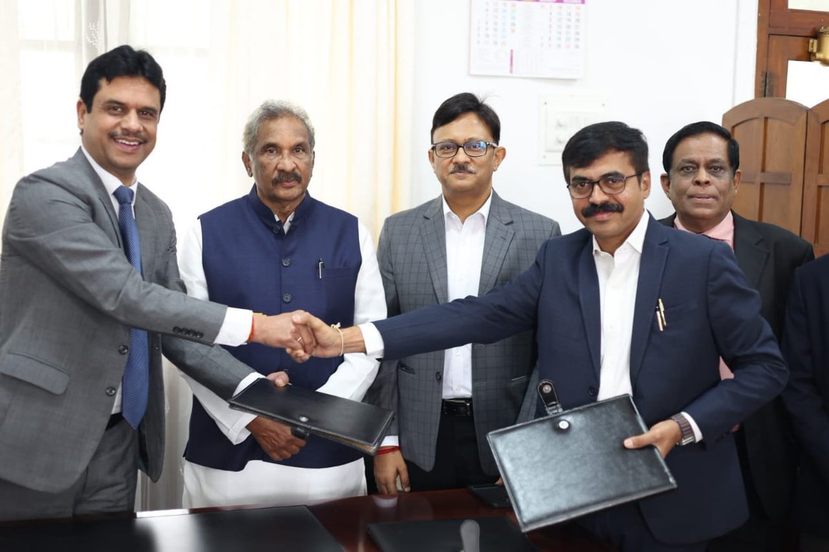 KREDL_GoK's tweet photo. An MoU was signed between @kpcl_official, #KREDL and Tehri Hydro Development Corporation Limited (THDCL) a Central Govt Generating company, to accelerate various power projects, including Hydro, Solar and Pumped Storage projects worth 15,000 crores today. https://t.co/h9O1Mf3DFE
