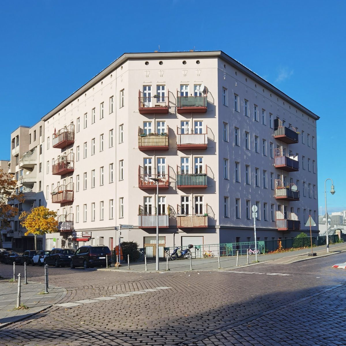 Stift_und_Bogen's tweet photo. "Kommt mit!"

Swinemünder Straße 65, an der "Millionenbrücke", Gesundbrunnen. Frieda #Kahle, unter dem Naziterror im Widerstand, nahm hier inmitten des antisemitischen Pogroms vom #9Nov1938 eine jüdische Familie in ihre Wohnung auf, die sie dann dauerhaft versteckte.

#Berlin https://t.co/addPFwyHPL