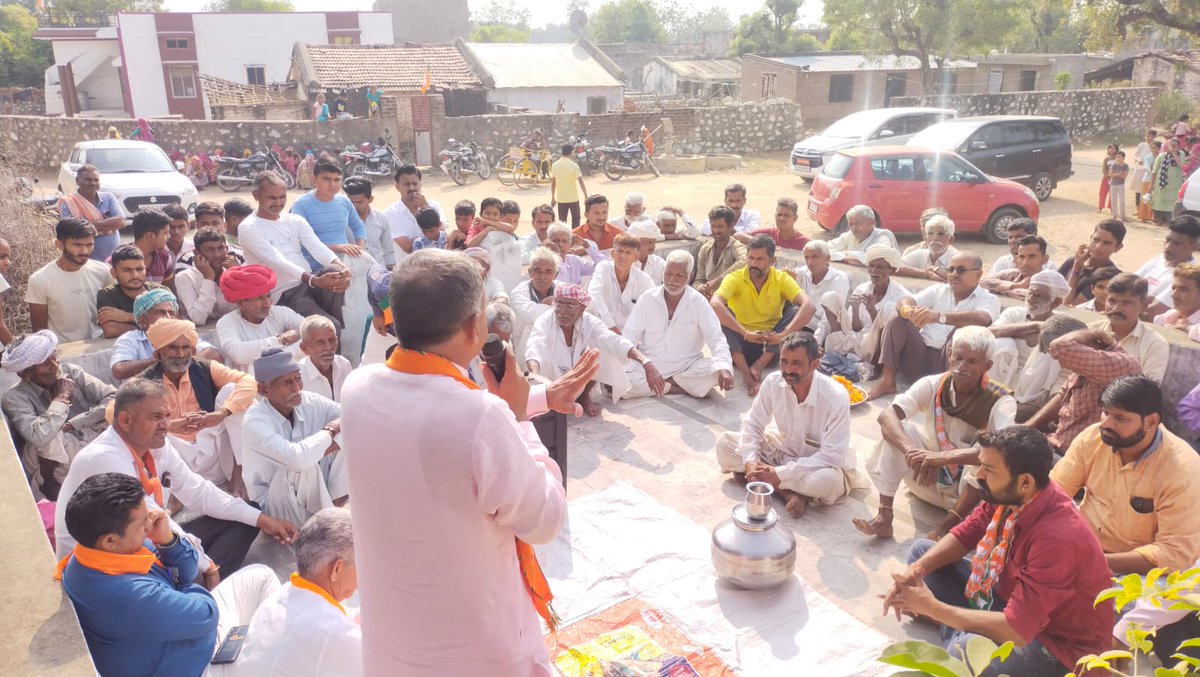 bjp_sirohi's tweet photo. जन आर्शिवाद यात्रा के तहत रेवदर विधानसभा क्षेत्र के ग्राम देरोल, रामपुरा, वाड़का में देवतुल्य जनता से रूबरू होकर भाजपा के पक्ष में मतदान करने हेतु अपील की @jagsiramjikoli
साथ ही ग्रामवासियो के स्वागत एवम सम्मान के लिए आभार एवं धन्यवाद।
#आ_रही_है_भाजपा 
@BJP4Rajasthan 
@cpjoshiBJP https://t.co/6lIxfdVh9V
