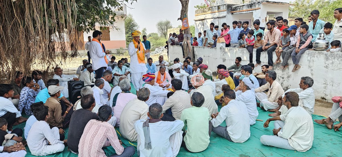 bjp_sirohi's tweet photo. जन आर्शिवाद यात्रा के तहत रेवदर विधानसभा क्षेत्र के ग्राम देरोल, रामपुरा, वाड़का में देवतुल्य जनता से रूबरू होकर भाजपा के पक्ष में मतदान करने हेतु अपील की @jagsiramjikoli
साथ ही ग्रामवासियो के स्वागत एवम सम्मान के लिए आभार एवं धन्यवाद।
#आ_रही_है_भाजपा 
@BJP4Rajasthan 
@cpjoshiBJP https://t.co/6lIxfdVh9V