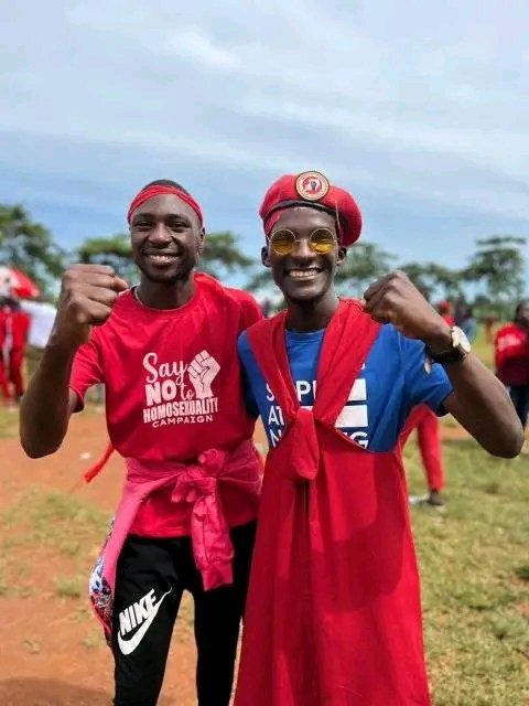AbahoMRogers's tweet photo. Happy #RedThursday @OfficialMubs https://t.co/j9Vm28GX1v