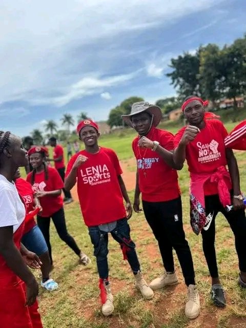 AbahoMRogers's tweet photo. Happy #RedThursday @OfficialMubs https://t.co/j9Vm28GX1v