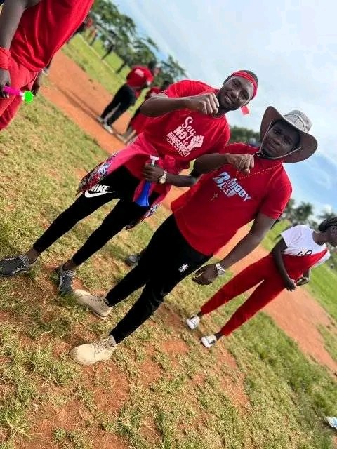 AbahoMRogers's tweet photo. Happy #RedThursday @OfficialMubs https://t.co/j9Vm28GX1v