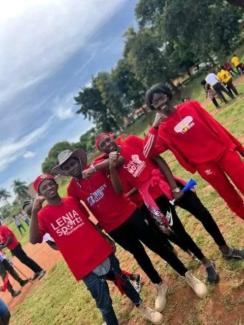 AbahoMRogers's tweet photo. Happy #RedThursday @OfficialMubs https://t.co/j9Vm28GX1v