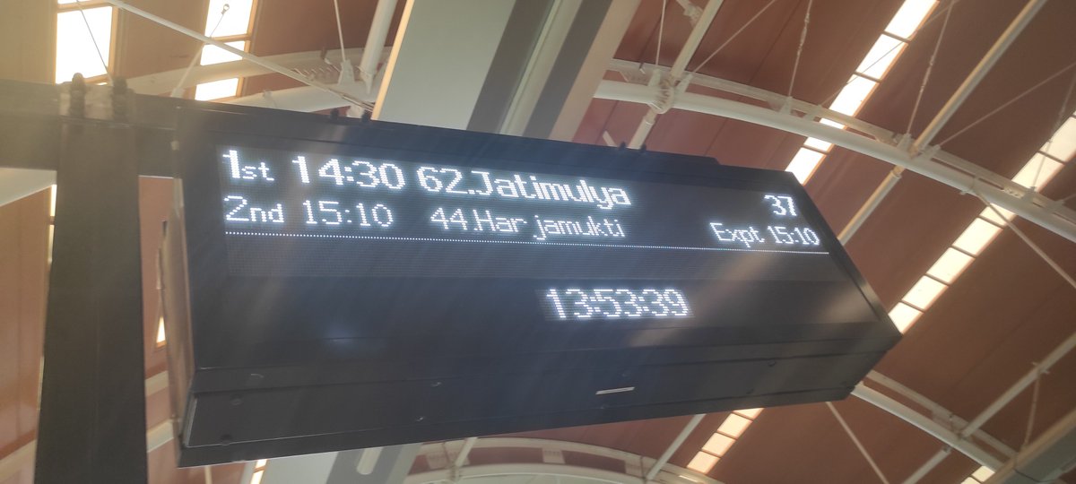 regifiji's tweet photo. masa nunggu kreta 1 jam lebih.. kayak krl jaman jahiliyah, kembalikan Pak Jonan!! @KAI121 @lrtjabodebek https://t.co/VjXAUnC6Zm