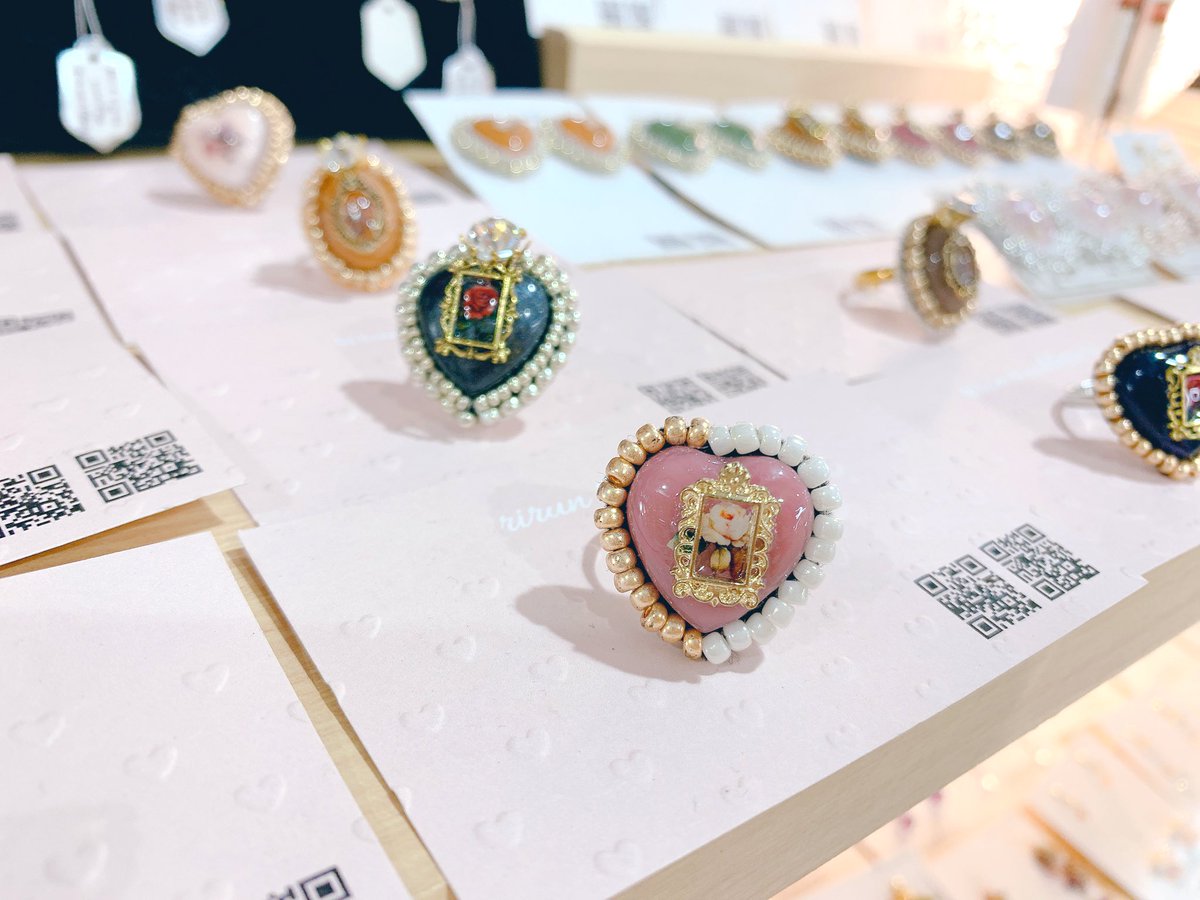 HM_gardens's tweet photo. #ハンドメイドガーデンズ
#京王八王子 #京王聖蹟桜ヶ丘
【期間限定】
京王八王子▷11/7〜11/12
#rirun&noblesse
おっきなハートが可愛い大ぶりリング💕
とぅるんとしたレトロ可愛いカボションピアスやヘアクリップもあります❣️
#ハンドメイド #期間限定 #POPUP
#handmade #accessories #ボタニカル https://t.co/x8HzKtclgP