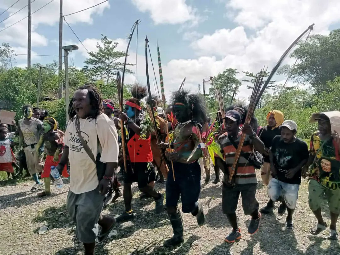 tewewulin's tweet photo. Agimuga - Mimika - Papua Wednesday 08 Nov 2023 Indigenous Peoples Agimuga Action "Rejection of the Plan for Oil Explointing in Customary Land Agimuga - Mimika - Papua" (Block Warim / Lorenz Park) Indigenous People Agimuga Spontaneously Action Aramsolki Airport - Agimuga District https://t.co/ZptBHXR8yh