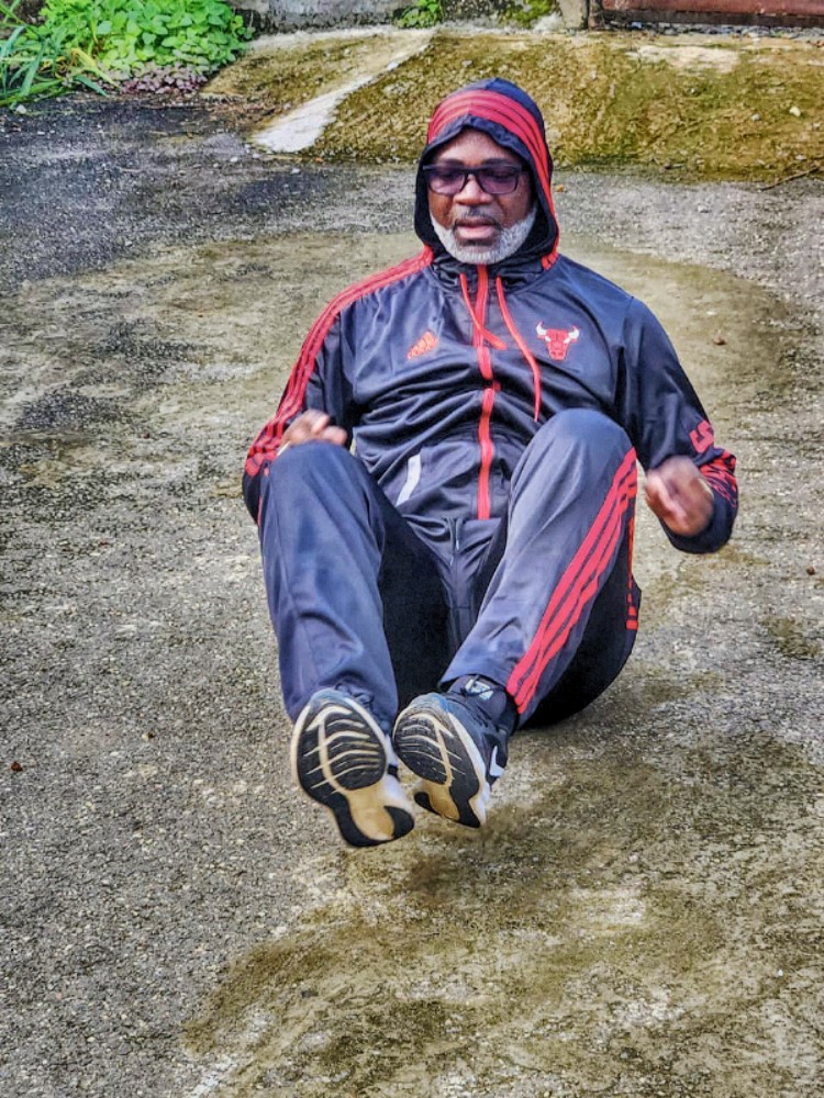 CSMezuiObiang's tweet photo. Dans le cadre  de la campagne « Novembre bleu », dédiée  à  la lutte contre les cancers masculins, je me suis rendu tôt ce matin,  à l'esplanade d'un  lycée de la place  pour une séance de fitness. J'ai  procédé à quelques  exercices  physiques  pour me requinquer https://t.co/vKzg8FASHv
