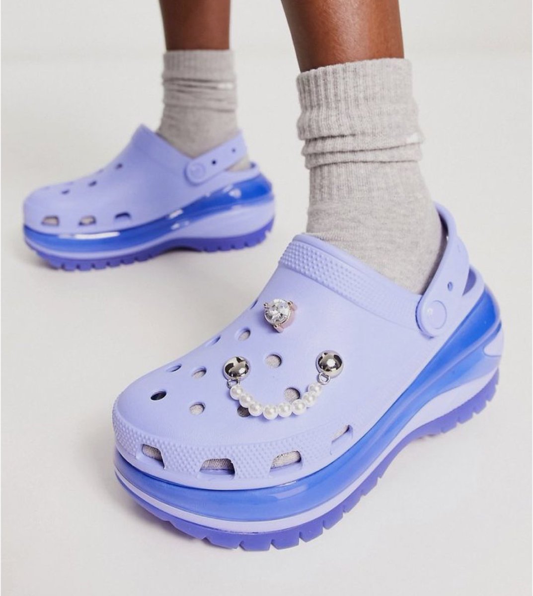 pepscrocs's tweet photo. 👟💜 Découvrez le summum de la mode confort avec des Crocs compensés en teinte violet. Cette nuance captivante, associée à l'élévation élégante d'un talon compensé, offre à la fois style et aise. 🌸👡
#ChicComfort #crocs #jibbitz #chaussures #confortable #fashion #pepstendance https://t.co/FlaVH2mrJA