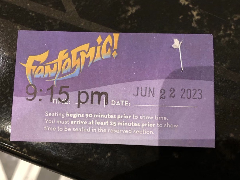 mickeynet041's tweet photo. お食事とセットの『ファンタズミック！ダイニングパッケージ』を使用するとショーをステージ正面の専用エリアで鑑賞できます。対象5か所のレストランいずれかで食事をして、ショーも目いっぱい楽しめます‼事前の予約がおすすめ😆#MNWDW https://t.co/fkf0TnR8og