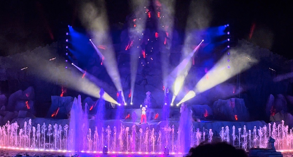 mickeynet041's tweet photo. お食事とセットの『ファンタズミック！ダイニングパッケージ』を使用するとショーをステージ正面の専用エリアで鑑賞できます。対象5か所のレストランいずれかで食事をして、ショーも目いっぱい楽しめます‼事前の予約がおすすめ😆#MNWDW https://t.co/fkf0TnR8og