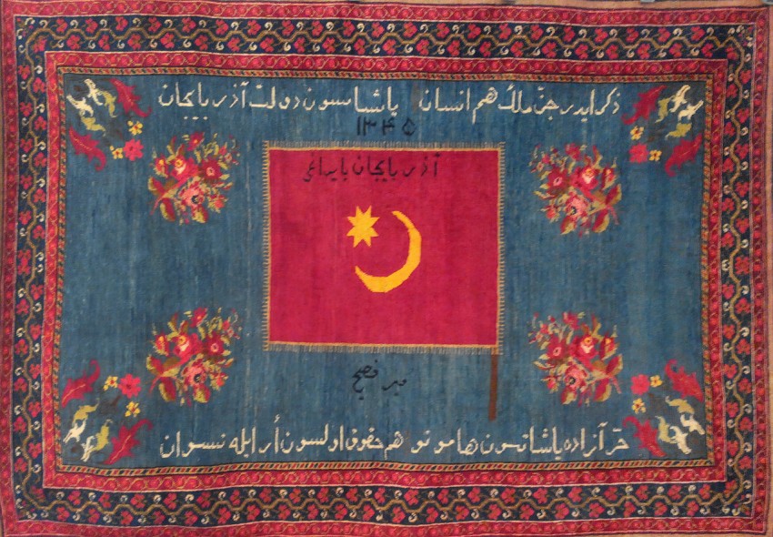 suleymanovtv's tweet photo. Azərbaycanın ilk bayrağının təsvir edildiyi xalça.
Xalça da ərəb hərfləri ilə bu şeir yazılı:

"Zikr edər cinn, mələk, həm insan:
Yaşasun dövləti-Azərbaycan.
Hürr, azadə yaşatsun hamunu,
Həmhüquq ər ilə nisvan olsun."

(Son misranın mənası: kişi ilə qadın bərabər hüquqlu olsun)⬇️ https://t.co/zZH0fZY6BO