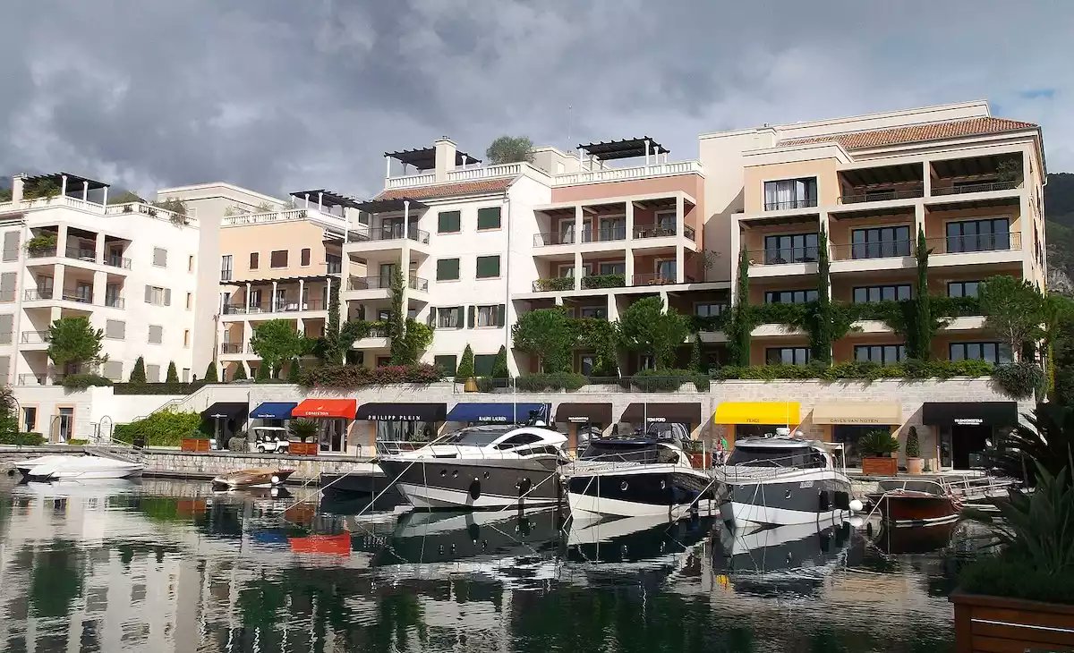 CdBalkans's tweet photo. La police du #Monténégro a démantelé un réseau international de traite des êtres humains dans la marina de luxe de Porto Monténégro. Plusieurs ressortissants des États-Unis, de Russie et d'Ukraine ont été interpellés et 18 femmes mises en lieu sûr https://t.co/F3MHZQSn5w https://t.co/YUw8czsQL8