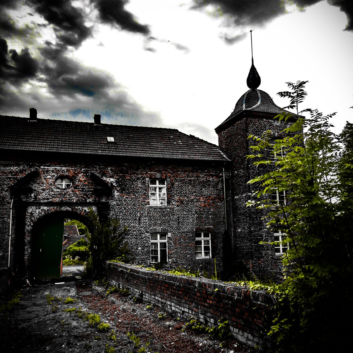 LaDaemonia's tweet photo. 〰️🕍〰️
Oft verbirgt eine bröckelnde Fassade wunderbare Schätze ❤️
Guten Morgen ☕️
Good morning ☕️
#fotografie #photography #urban #urbex #Ruin #old #alt #schwarzweissfotografie #blackandwhitephotography #splashfilter #goodmorning #lostplaces #oblivion #brick #germany #duisburg https://t.co/02Agye9VKx