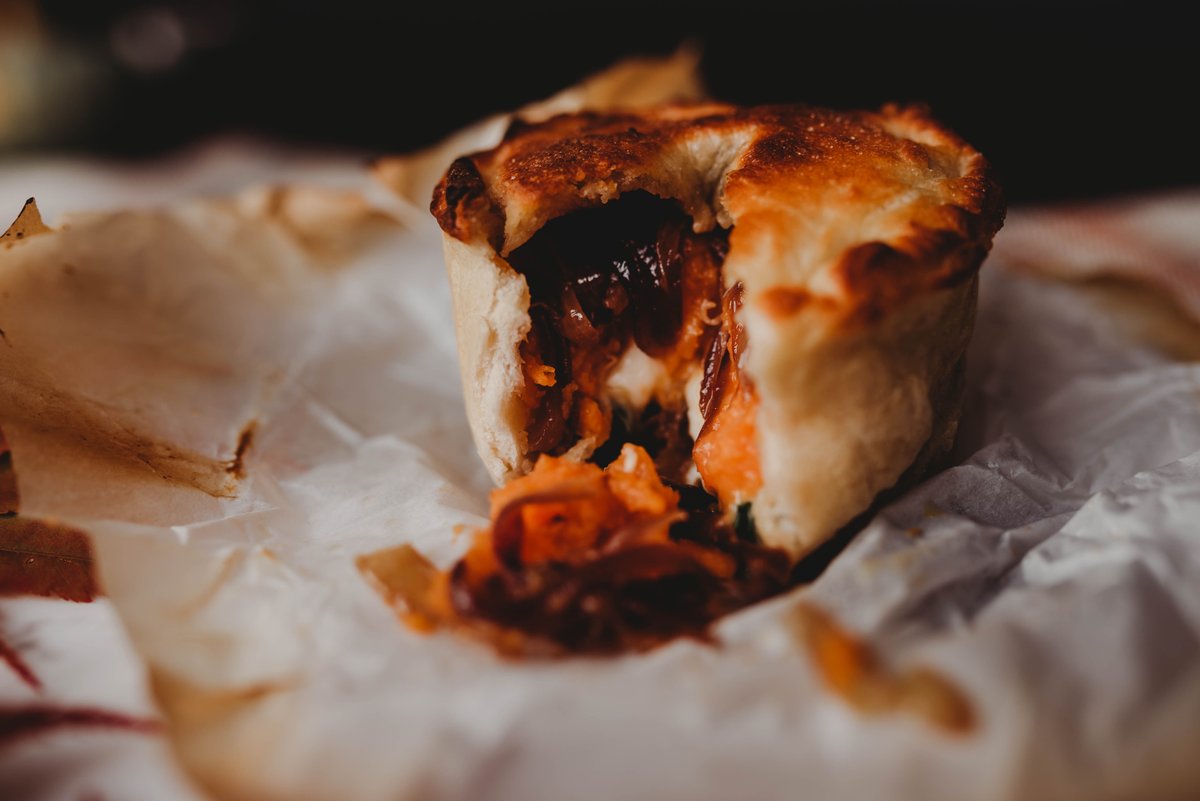 NorthernDoughCo's tweet image. It certainly is pie weather! Use your pizza dough to create a crisp sturdy alternative to pastry 👍🔥

Would you create a pizza pie? Or stick with the wintery leftover pie filling like we have? 

Connor pizza dough down the frozen aisle 🛒❄️

#pizzadough #pizzapie #piehack #dough