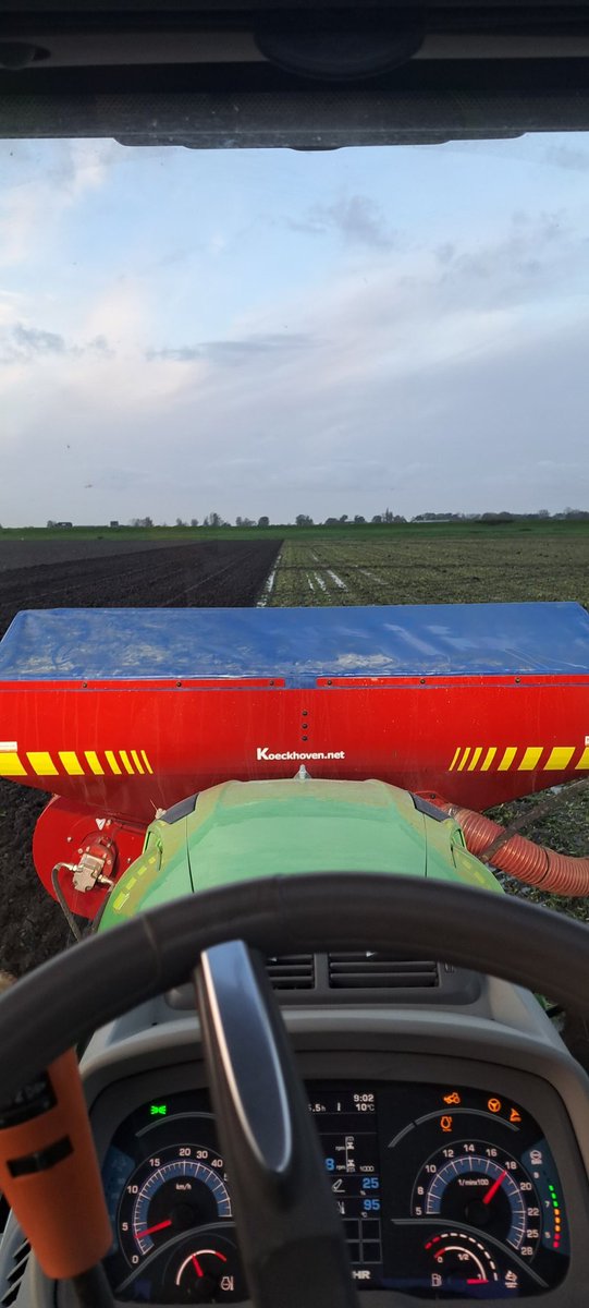 kortakkerbouw's tweet photo. Toch de bietjes er uit en tarwe er in. Wat is toch nat hier al 320 mm gehad laaste 4 weken https://t.co/IR1wvn3Zvg