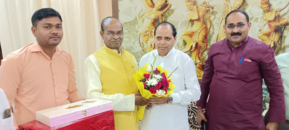 charansingh91's tweet photo. आज @upwestbjp  के  आदरणीय अध्यक्ष  श्री @satendrashisho1  जी से उनके आवास पर स्याना विधायक श्री @devendrLodhiBJP  जी के साथ शिष्टाचार भेंट कर दीपावली के पावन पर्व की शुभकामनायें दी।

#devendrasinghlodhi @BJP4India  @BJP4UP https://t.co/bgs4B3Ua4r