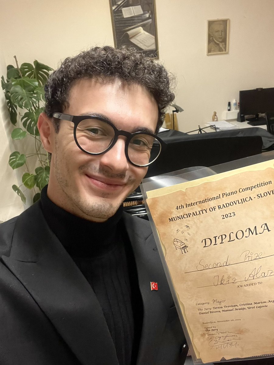 alaz_ikiz's tweet photo. Slovenya’da katıldığım Radovljica Uluslararası Piyano Yarışmasında ikincilik ve jüri özel ödülüne layık görüldüm! Bu ödülü Cumhuriyetimiz için bu kıymetli haftada almış olmak, ülkemi başarıyla temsil etmek gurur verici🇹🇷
#piano 
#slovenia https://t.co/41TugGCp3N