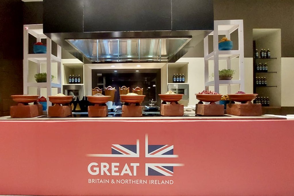 UKinBengaluru's tweet image. What’s cooking between @chandruiyer and @jamesgodber?

Hint: it’s all about 🍛, a wholesome &amp;amp; flavoursome element of 🇬🇧 🇮🇳 #LivingBridge 

Coming soon: Stay tuned for a blow-by-blow 🎥 account!