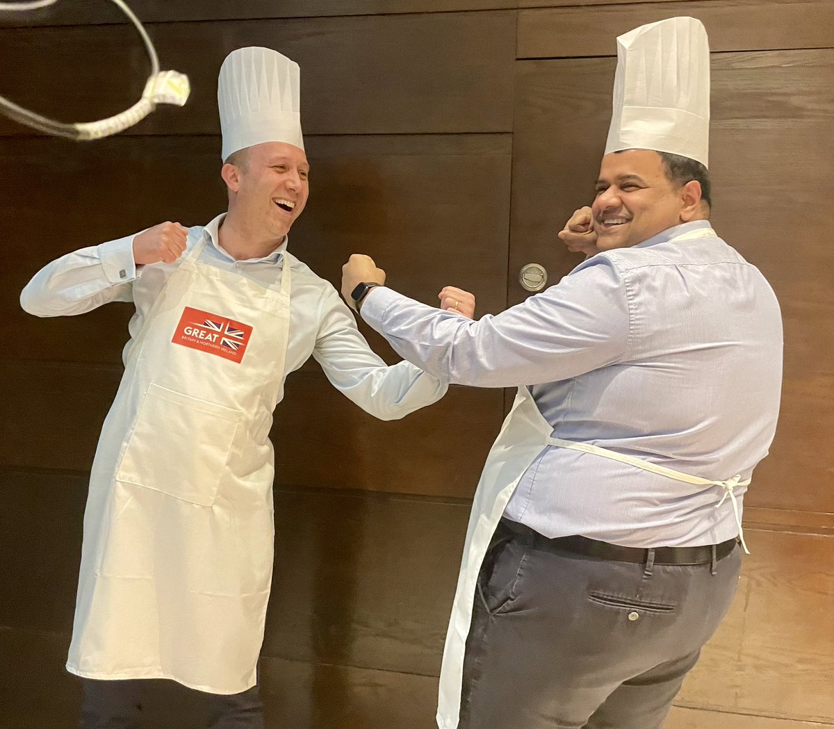 UKinBengaluru's tweet image. What’s cooking between @chandruiyer and @jamesgodber?

Hint: it’s all about 🍛, a wholesome &amp;amp; flavoursome element of 🇬🇧 🇮🇳 #LivingBridge 

Coming soon: Stay tuned for a blow-by-blow 🎥 account!