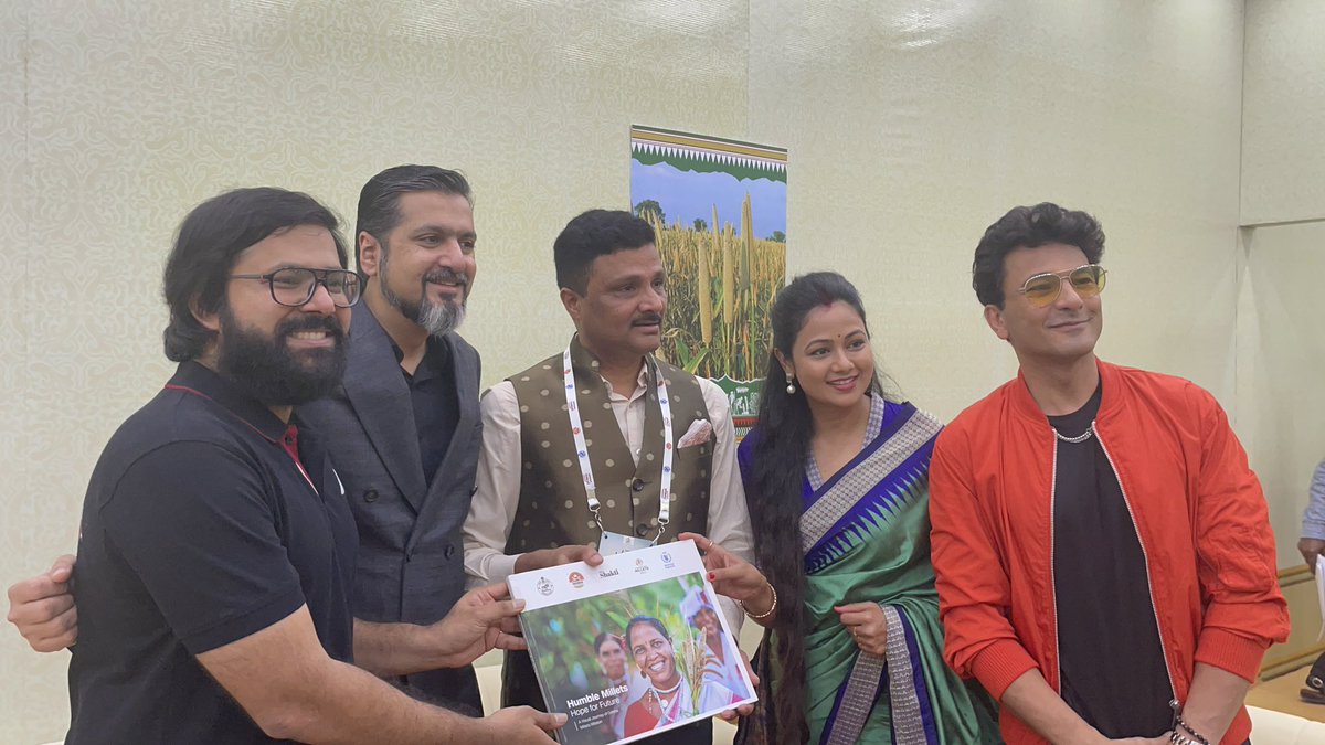devasissarangi's tweet image. Brand Ambassador’s of #OdishaMilletMission @rickykej ji , @TheVikasKhanna ji, @sabyaactor ji &amp;amp; @architaworld ji together with 

Shri @arvindpadhee ji @ #ICMOdisha2023 who with his team &amp;amp; brought this International convention 2 our city #Bhubaneswar

With @jitendra_films ji