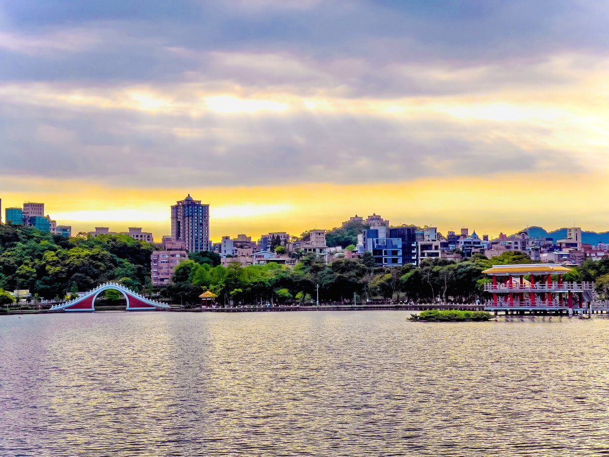 TaiwanHoy's tweet photo. ❄️Te proponemos un magnífico lugar para celebrar el “comienzo del invierno” (立冬) en #Taiwán: #Neihu, en la ciudad de #Taipéi. Dicho sector cuenta con lagos y montañas, así como espectaculares senderos y parques ecológicos. ¡Ven a disfrutar de Taiwán! https://t.co/acnXpm2hxK