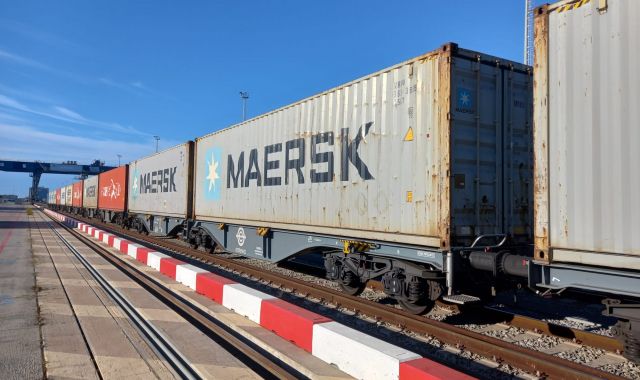isayolsanta's tweet photo. 🚄El Port de Barcelona inaugura una ruta ferroviària directa de mercaderies fins a França.
@viaempresa @PortdeBarcelona #Logística #CadenaDeSubministrament #Transport #Distribució #Emmagatzematge #Inventari #Enviament #GestióLogística
https://t.co/e5bONdbjwI https://t.co/ohC7uzhqsj